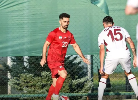 هدیه کاپیتان تیم فوتبال پرسپولیس به جانباز مدرسه میناب رسید